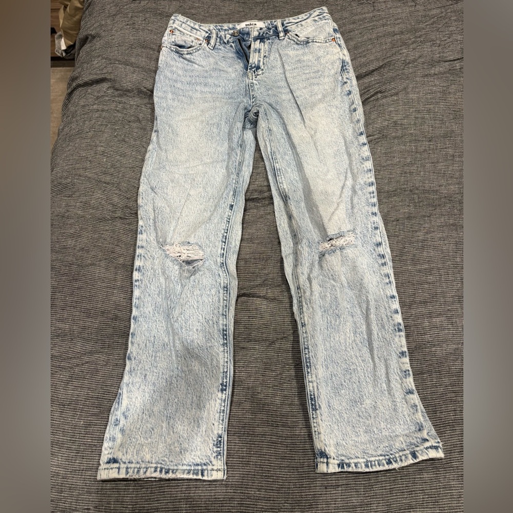 Light Wash Straight Leg Women’s Jeans with Knee Distress